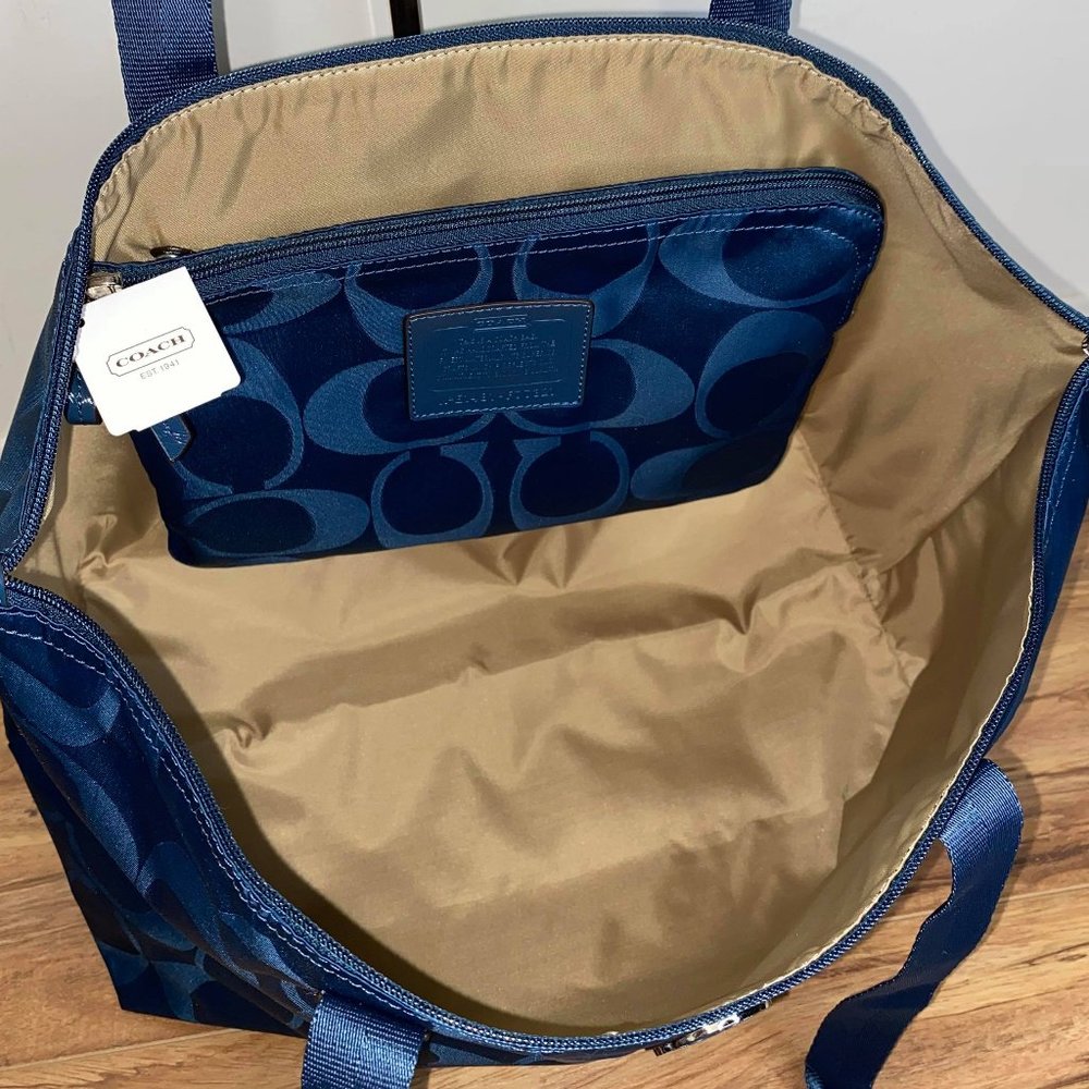 ❤️❤️SOLD❤️❤️Coach Sig Nylon Bag & Snap Pouch💙 - Picture 7 of 16